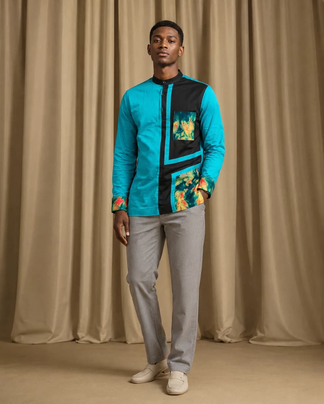 Homme en chemise bleu turquoise à empiècements imprimés
